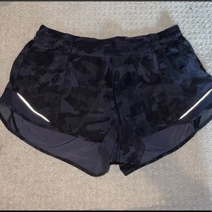 Lululemon black camo 2.5 in Hotty Hot shorts